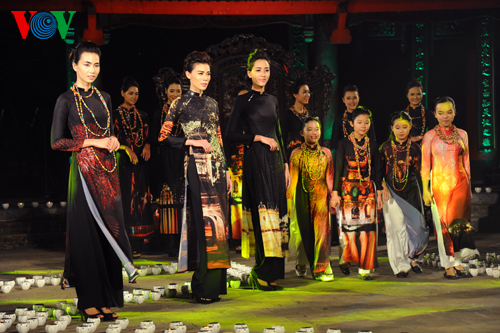 การเดินแฟชั่นโชว์ชุดอ๋าวหย่าย “อ๋าวหย่ายของพวกเรา”